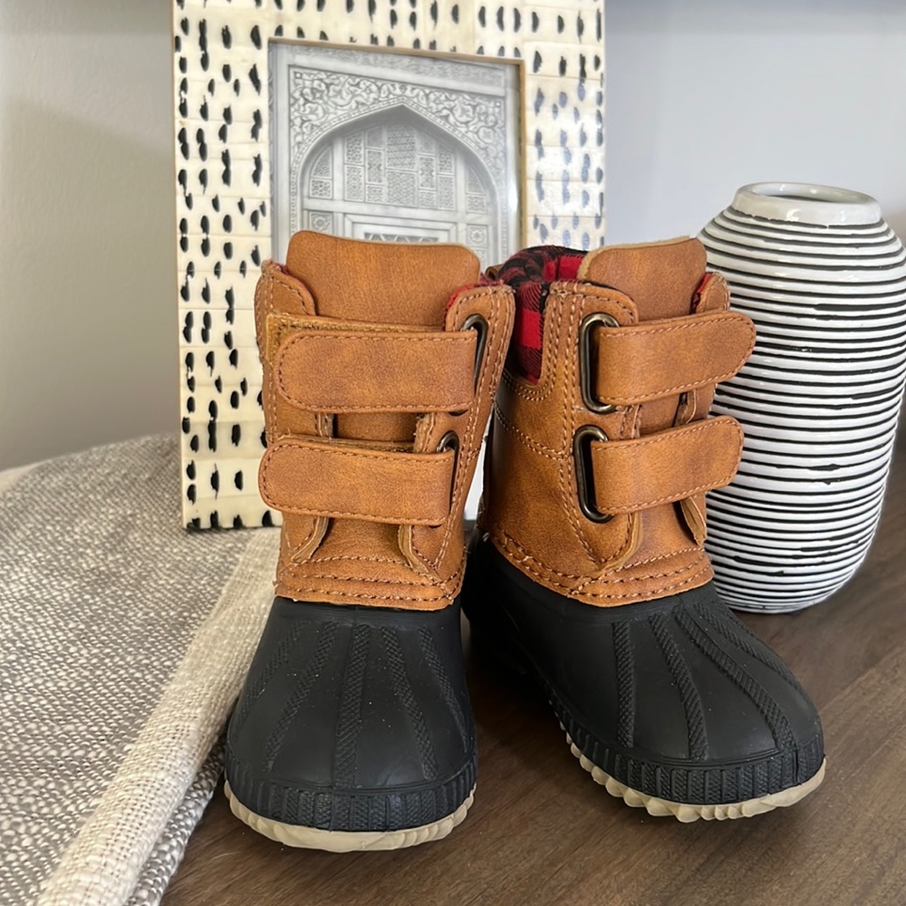 Gap boy toddler winter boots brown black Buffalo plaid